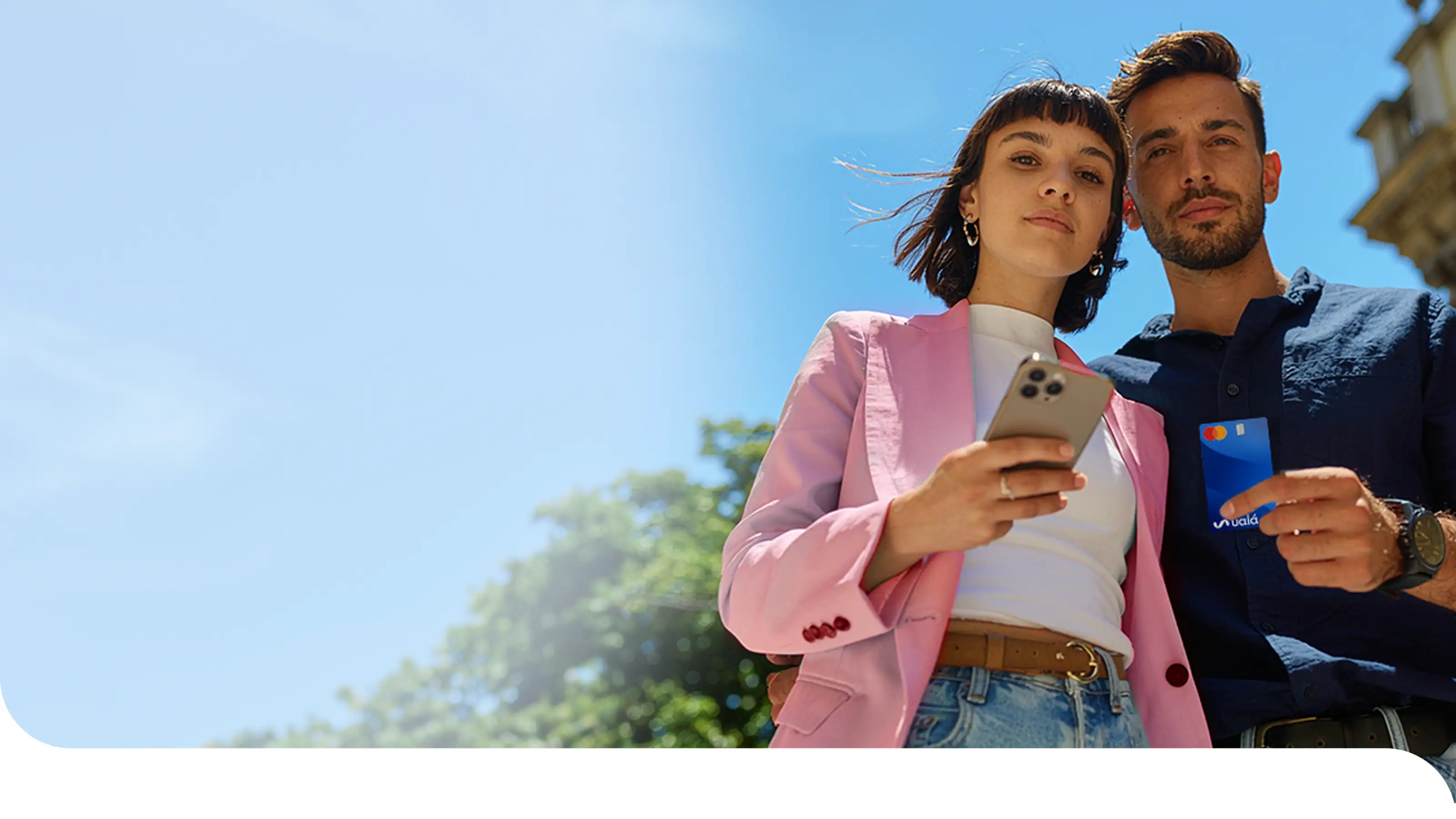 Imágen de personas con celular y Tarjeta de Crédito Ualá